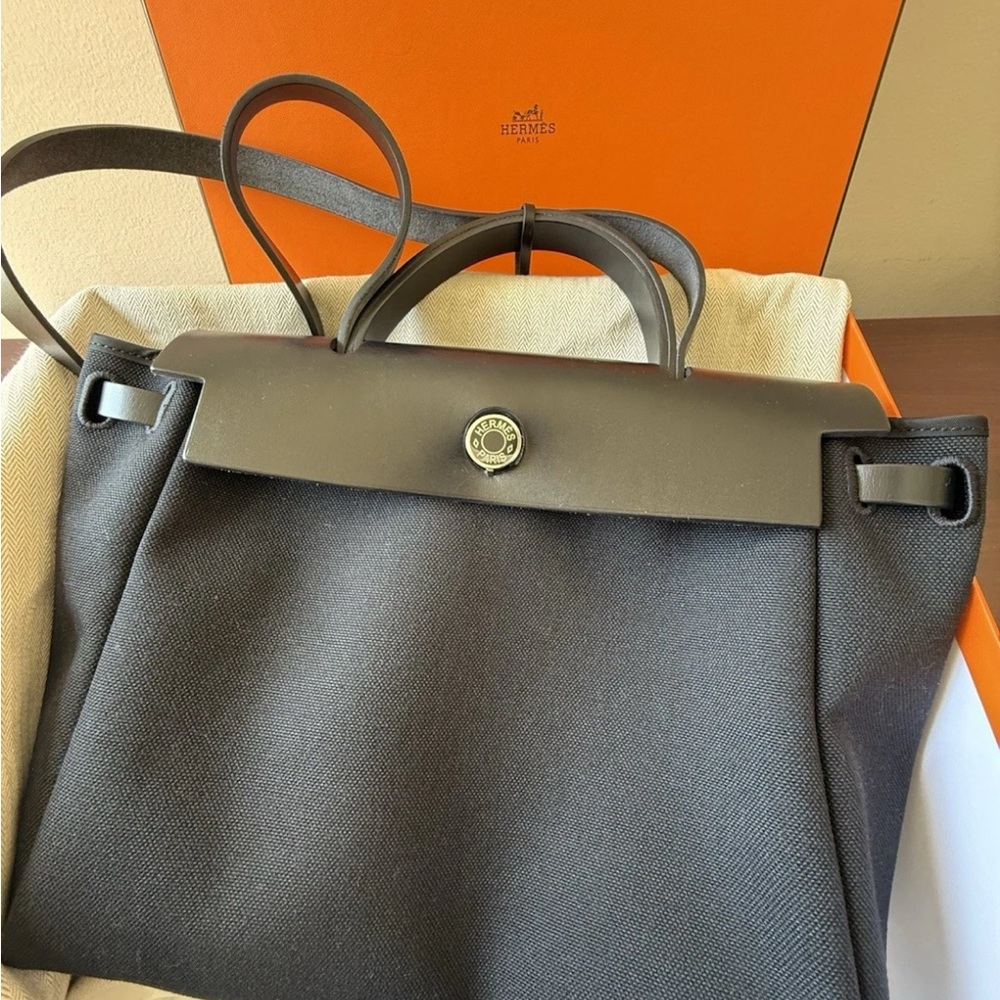 Hermès Black 31 Excellent condition open for reasonable offers.